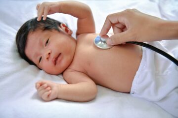 Baby met hersenvliesontsteking wordt oderzocht door arts