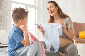 Chinese geslachtskalender: moeder en zoon proberen het geslacht van de nieuwe baby te voorspellen