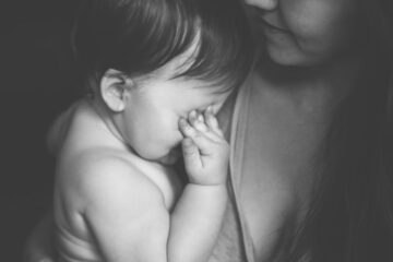 Moeder verleend Eerste hulp bij brandwonden bij kindje