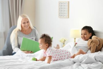 Oppas gezocht - oppas leest boekje voor