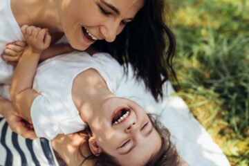 Moeder en peuter zijn gelukkig en knuffelen wat opvoeding bevordert