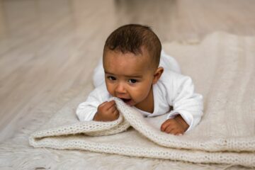 Jongensnamen 2019: baby jongetje op vloerkleed