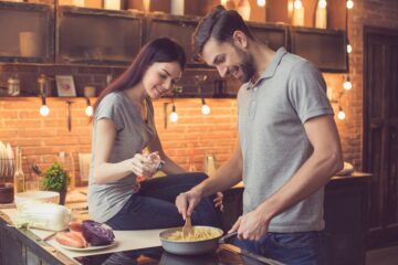 Date ideeën voor ouders: koppel kookt samen in de keuken