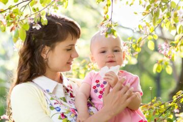 Moeder helpt baby met neus snuiten