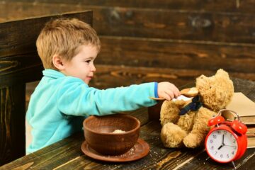 Klein jongetje voert zijn teddybeer