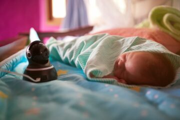Baby slaapt met webcam in zijn bedje