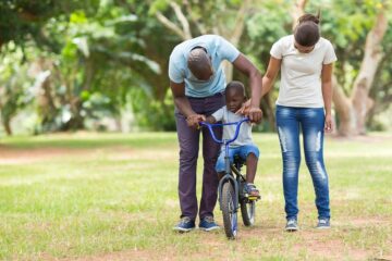 Ouders helpen hun kindje te leren fietsen