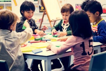 kinderen op basisschool spelen op eerste schooldag