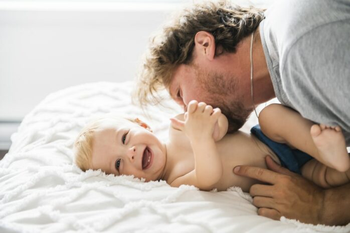Babyspelletjes 24 maanden kusjes geven