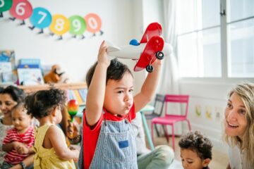 Jongetje speelt op basisschool met vliegtuigje