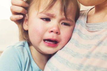 Peuter met mazelen, nog zonder de vlekjes