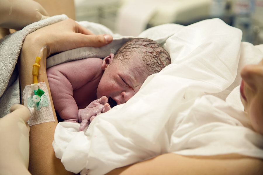 Pasgeboren baby: het eerste uur kindje – 24Baby.nl