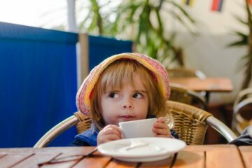 Peuter volgt voedingsadviezen en drinkt melk