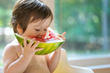Peuter met gezond BMI kind eet stuk watermeloen
