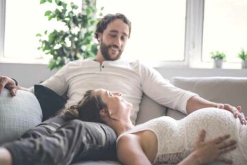 Zwangere vrouw denk na over zorgverzekering