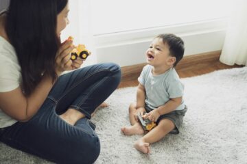 baby praat eerste woordjes tegen moeder