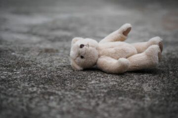 Achtergelaten teddybeer symboliseert het concept van kindermishandeling