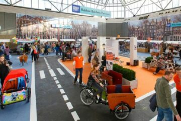 Moeder test bakfiets op een speciaal parcours op de Negenmaandenbeurs