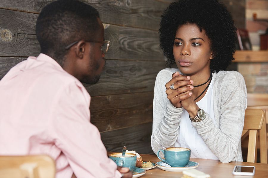 stel in cafe bezig met communicatie terwijl ze boos zijn op elkaar