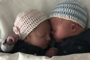 Tweeling Florian en Celeste vlak na de geboorte