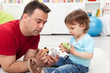 Vader en peuter spelen met vingerpoppetjes