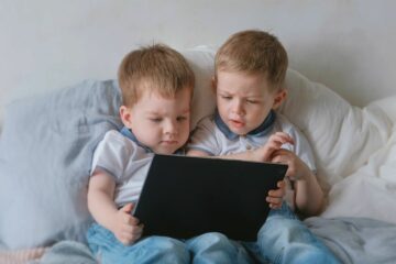 Peuters spelen samen met kindertablet
