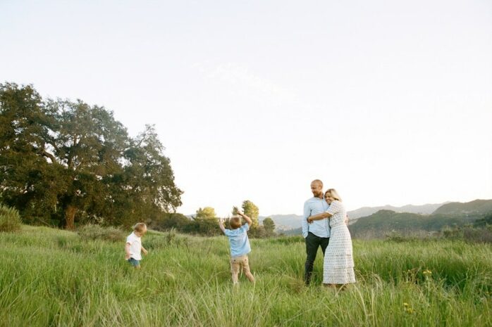 Ouders spelen peuterspelletjes met kinderen