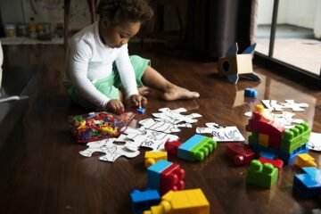 Peuter speelt met uitdagende legpuzzel