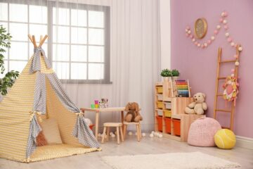 Knus speelhoekje met tipitent in kinderkamer