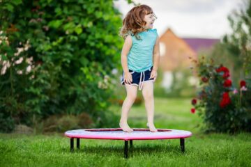 Peuter speelt op de trampoline