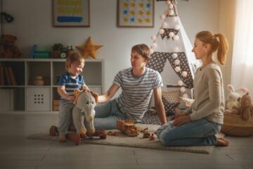 peuter speelt met ouders op de kinderkamer