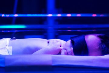 Baby met geelzucht ligt onder een blauwe uv-lamp voor fototherapie