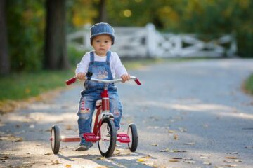 Peuter op driewieler