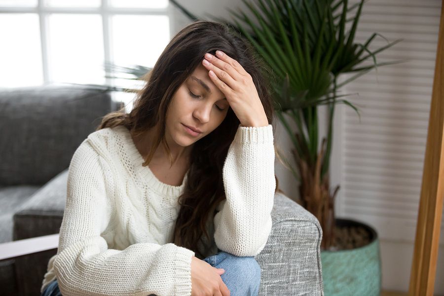 Vrouw met kraamvrouwenkoorts voelt zich ziek op de bank