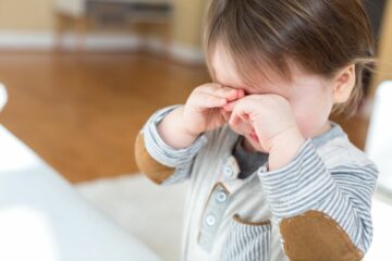 Verdrietig jongetje huilt vanwege scheiding ouders