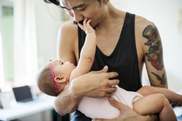 Betrokken vaderschap: vader houdt dochter liefdevol in armen