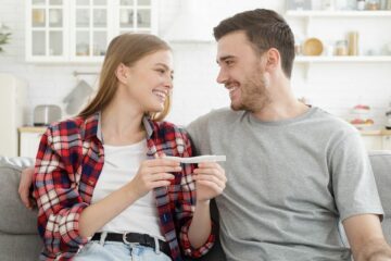 Koppel doet ovulatietest na het controleren van het cervixslijm