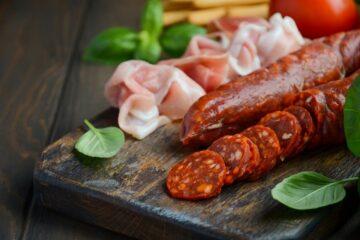 Chorizo op een worstplankje