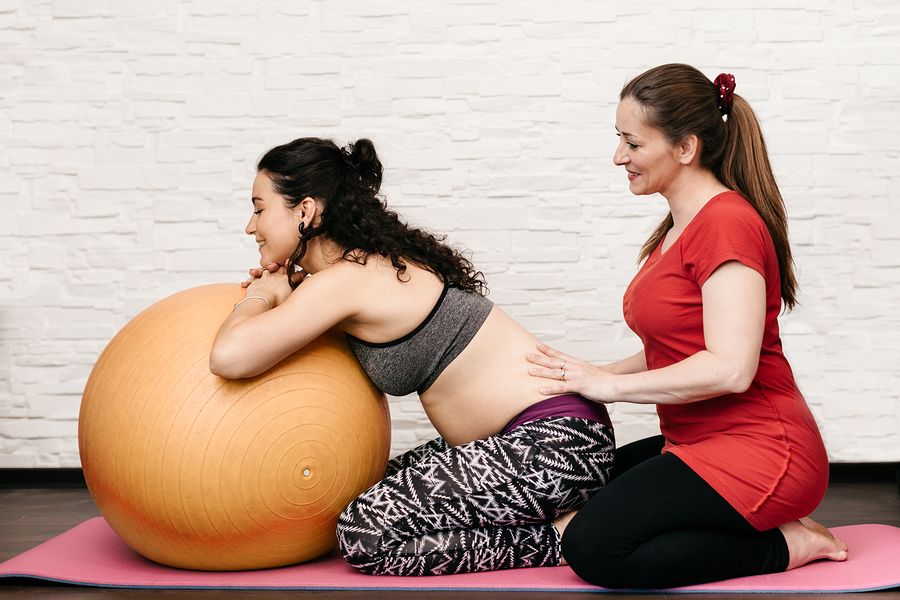 Doula ondersteunt zwangere vrouw