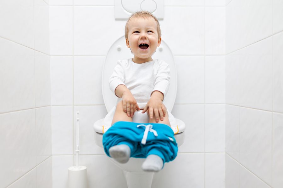 Peuter zit op de wc bezig met zindelijkheidstraining