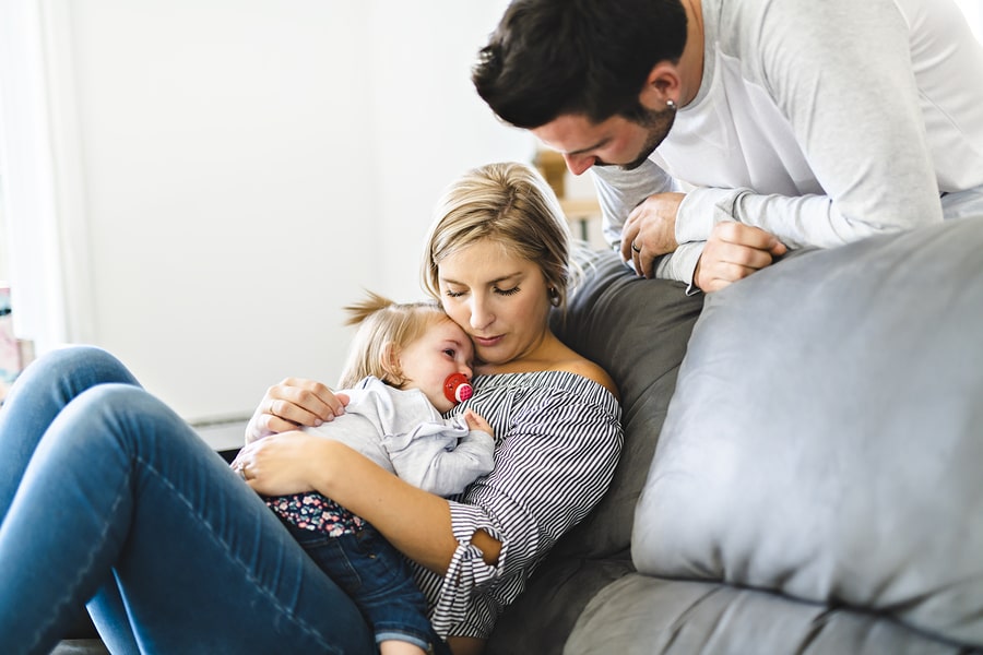 Ouders troosten hun kindje van 2 jaar