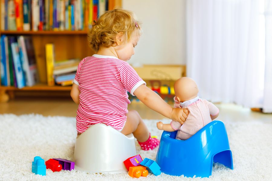 Kind van 2 jaar zit op potje en is bezig met zindelijkheidstraining