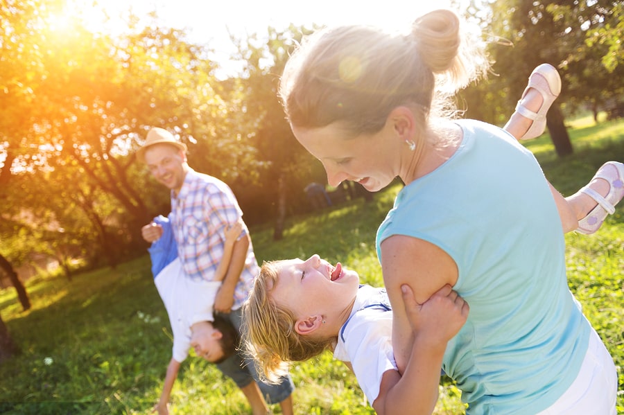 Moeder speelt buiten met kind van 3 jaar