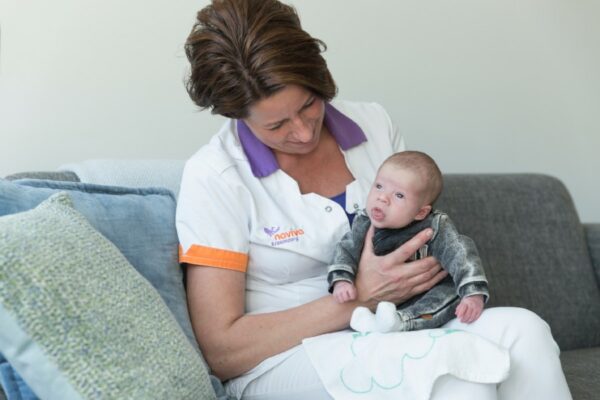 Naviva kraamzorg houdt een baby vast