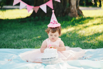Baby eet een smashcake in het park