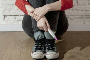 Tiener houdt zwangerschapstest vast, ontdekt tienerzwangerschap