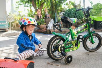 Jongetje sleutelt aan zijn kinderfiets