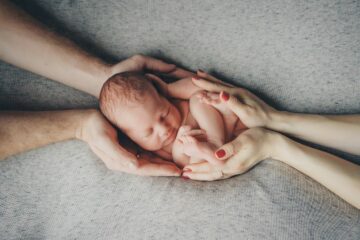 pasgeboren kindje, geboren met behulp van PGD, in handen van ouders