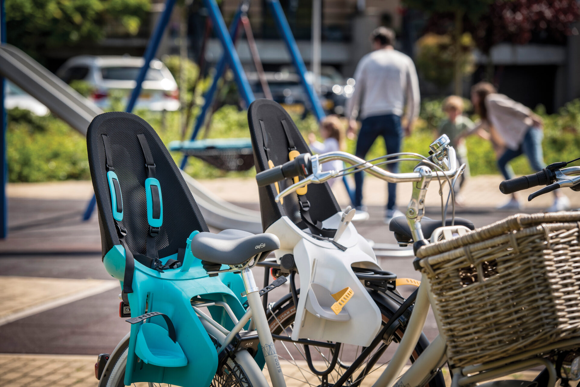 fietsstoel op een fiets in de speeltuin