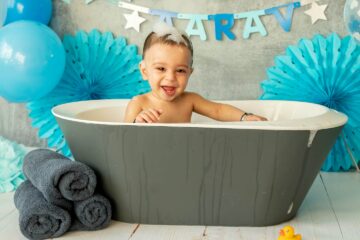 Baby Aarav in bad na cake smash